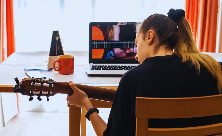 Striking a Chord: The Benefits of Online Music Classes for Aspiring Musicians